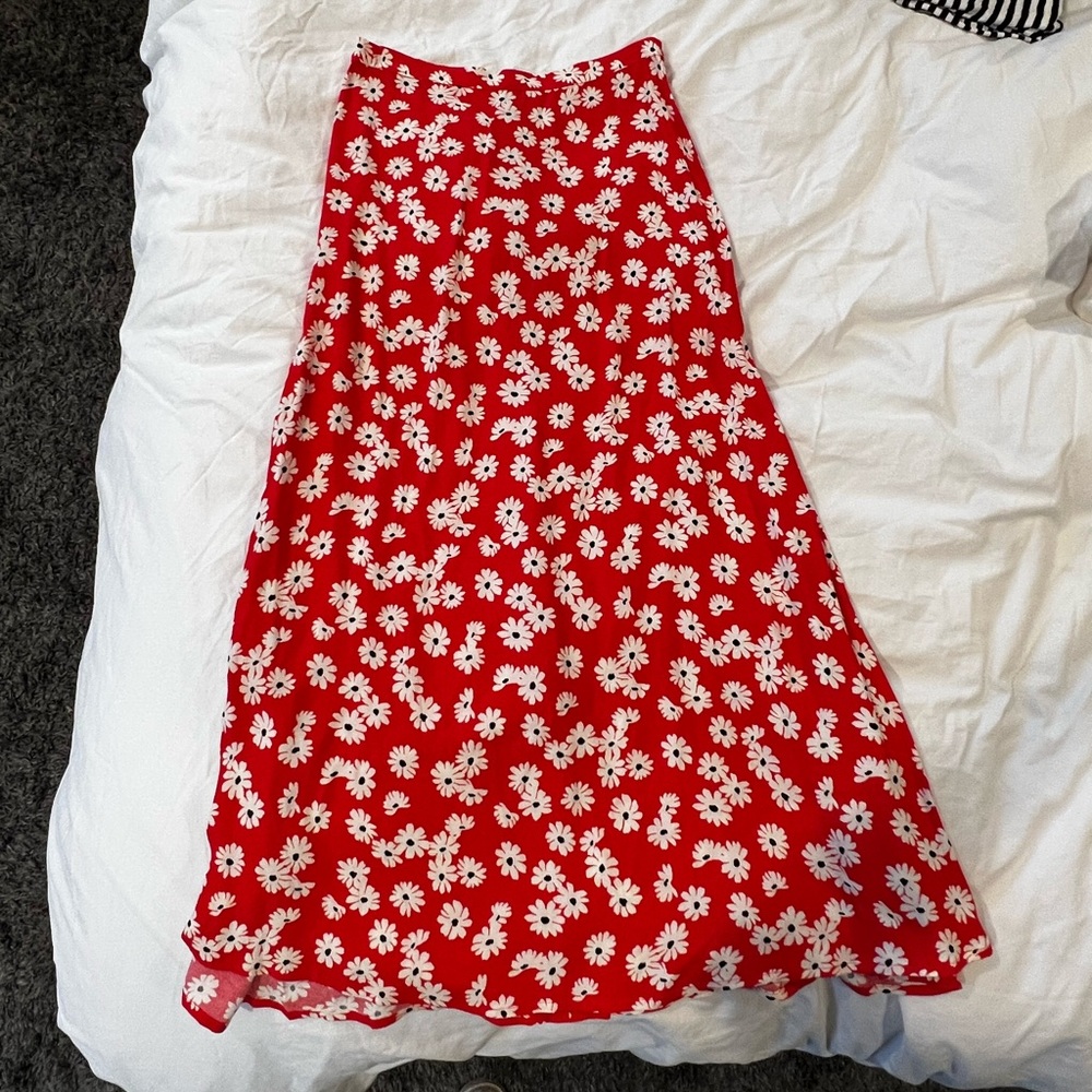 Reformation skirt size XS. Love this skirt but it’s too small on me